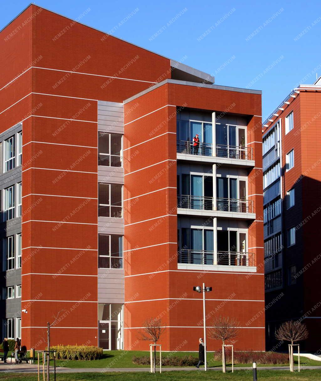 Épület - Budapest - A Műegyetem Q-épülete Lágymányoson