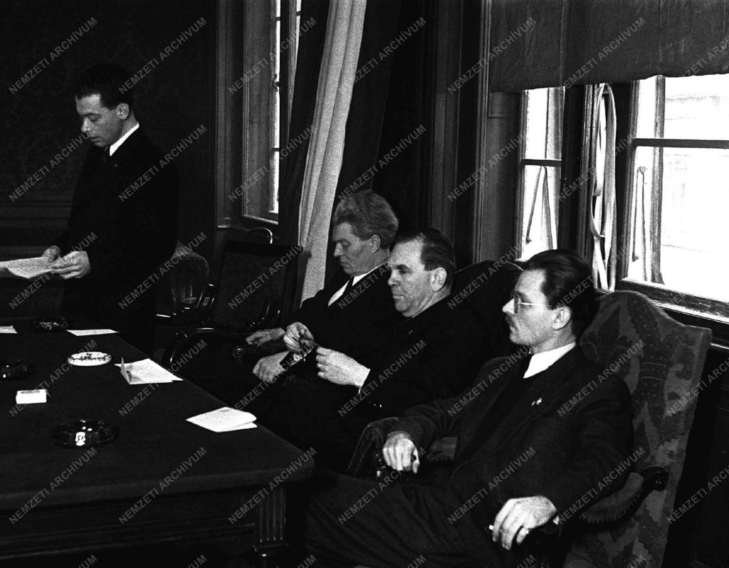 Belpolitika - Klub megnyitása a Közlekedési Minisztériumban