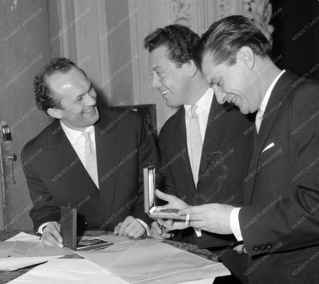 Kiosztották az 1958. évi irodalmi és művészeti díjakat a Művészeti Szövetségek Házában