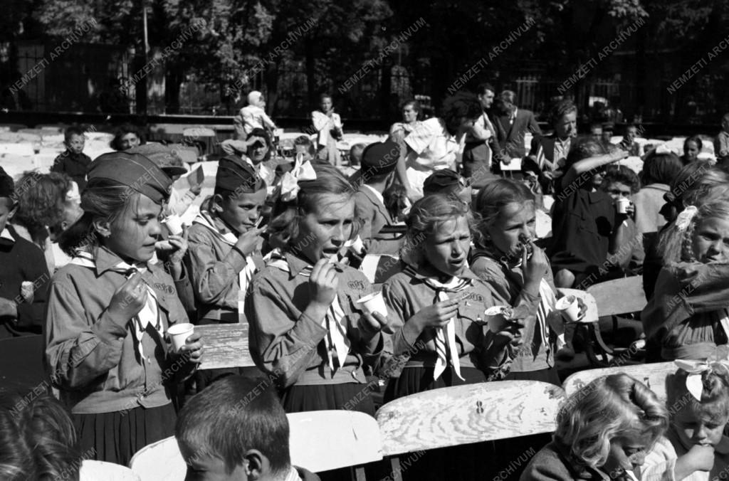 Társadalmi kérdés - Gyermekdélután a Károlyi-kertben