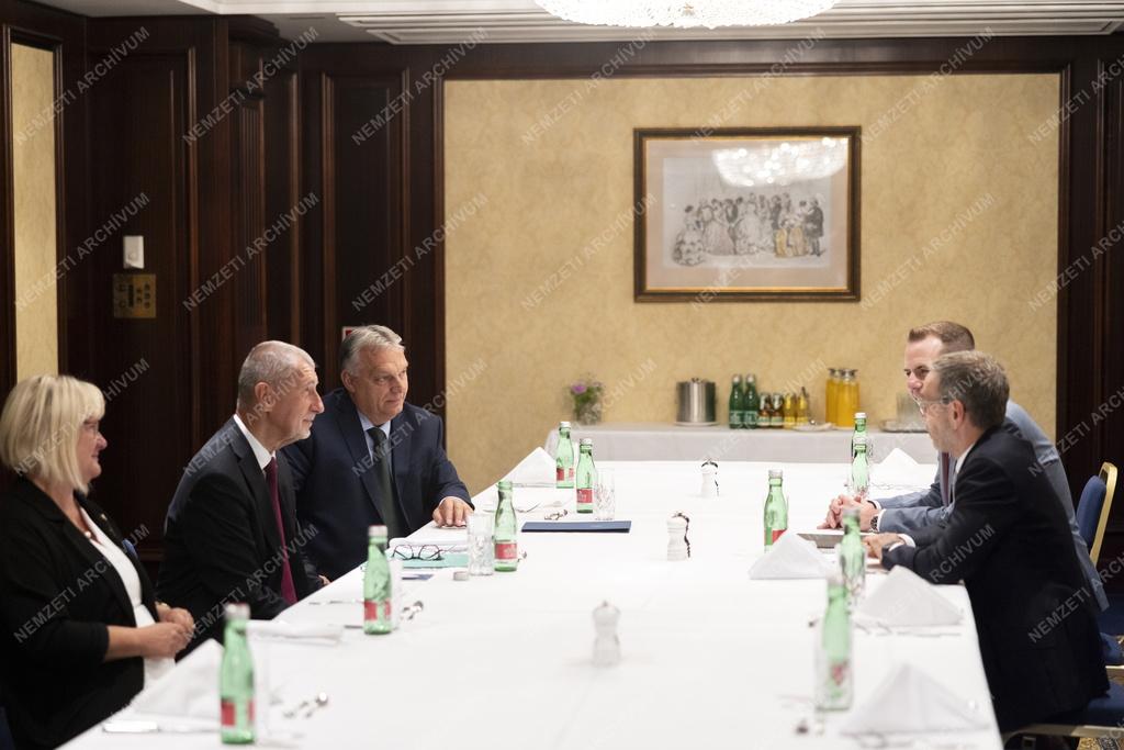 Orbán Viktor Herbert Kickllel és Andrej Babissal tárgyalt Bécsben 