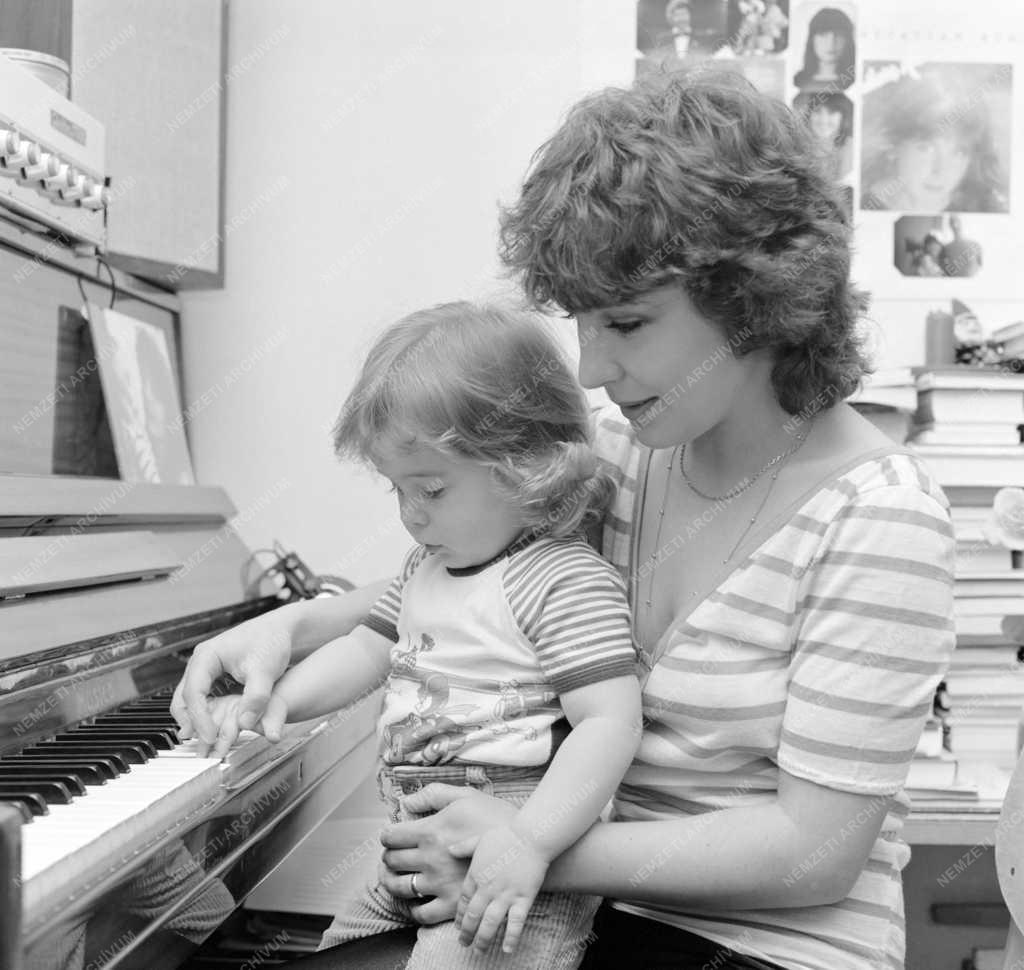 Kultúra - Könnyűzene - Bontovics Kati táncdalénekesnő kisfiával