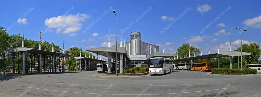 Közlekedés - A népligeti buszvégállomás