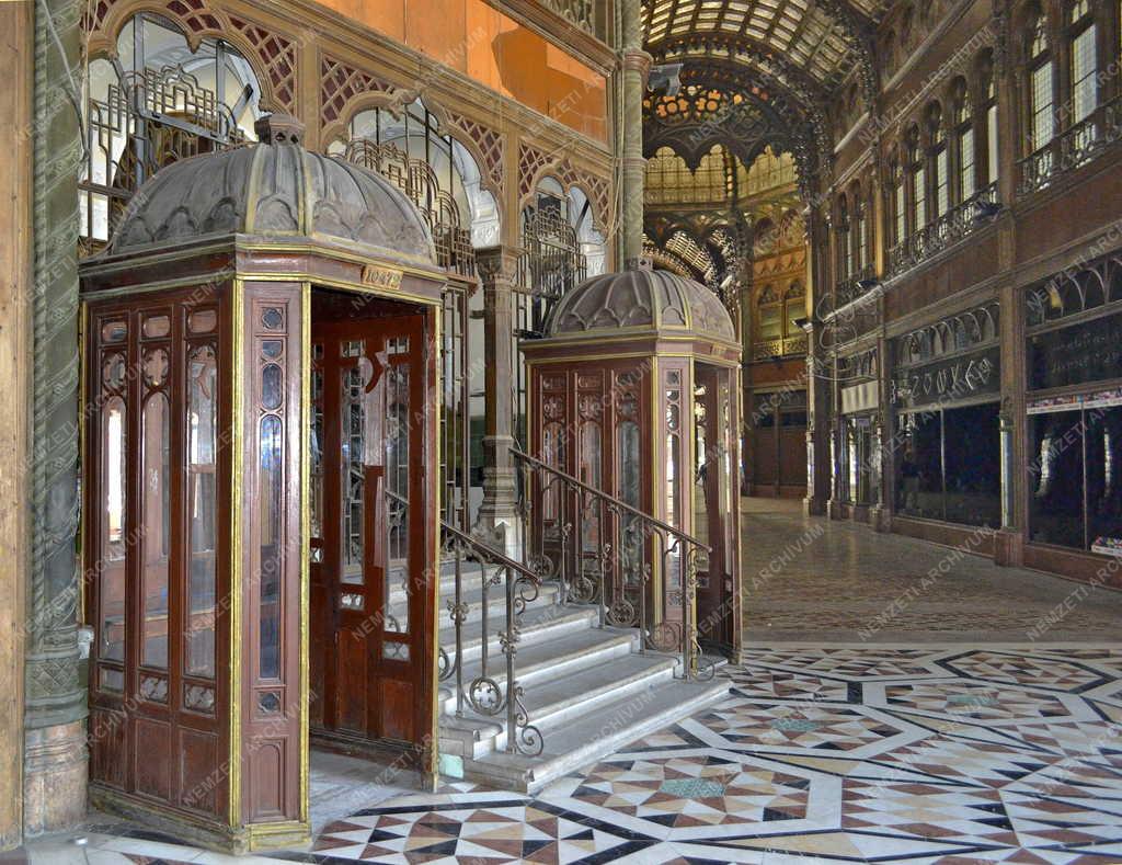 Épület - Budapest - A Párizsi udvar 