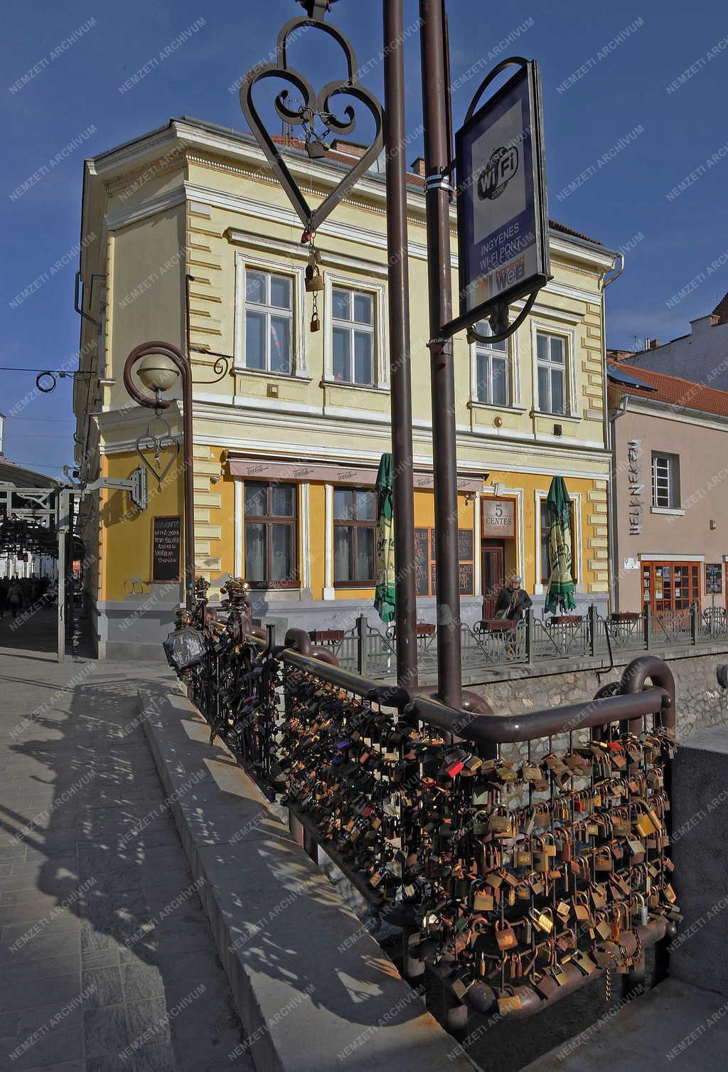 Érdekesség - Miskolc - Szerelemlakatok a Szinva-patak hídján