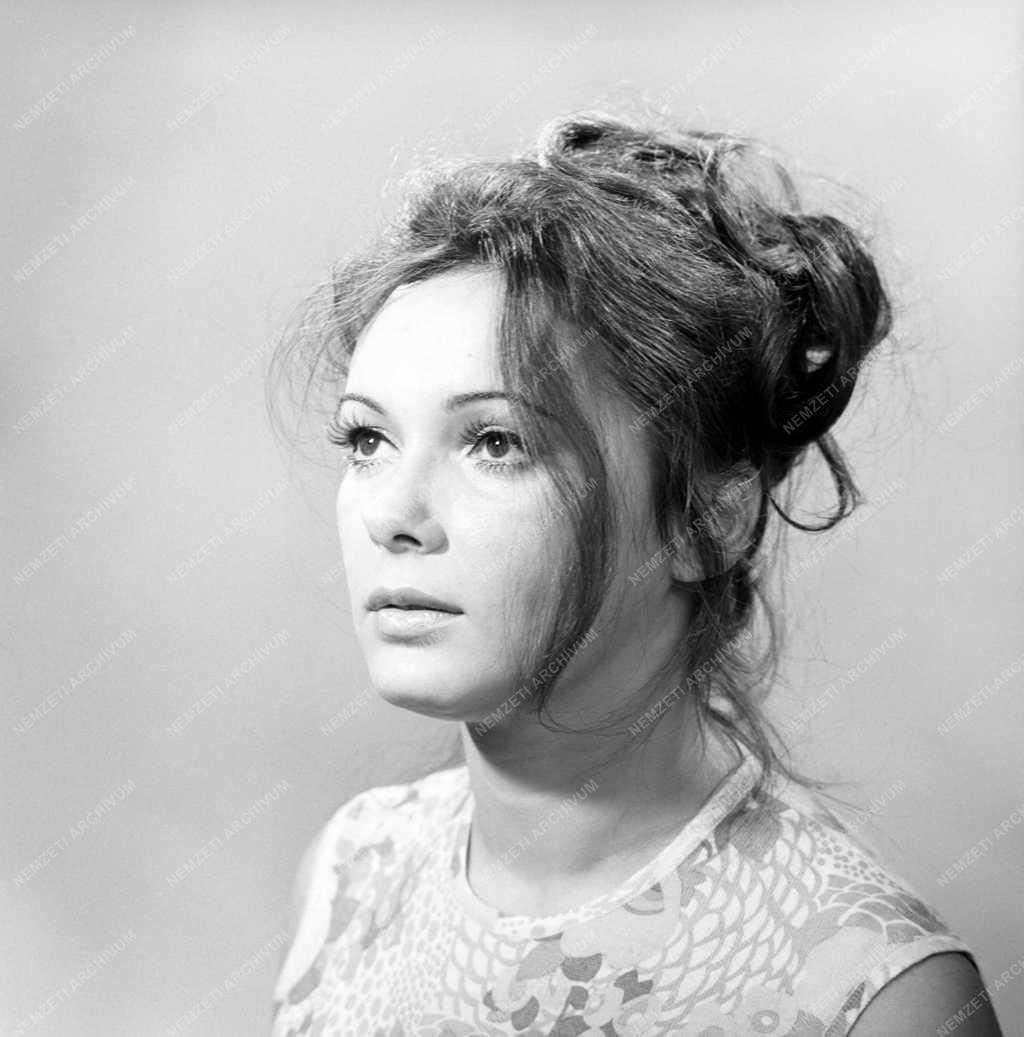 Színház - Művész portré - Dániel Vali színésznő