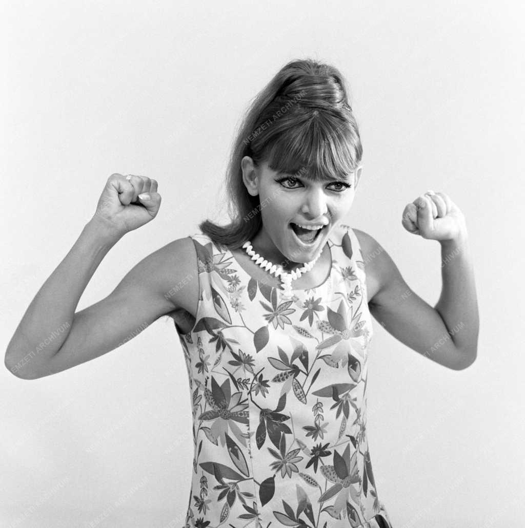 Kultúra - Mary Zsuzsi táncdalénekesnő