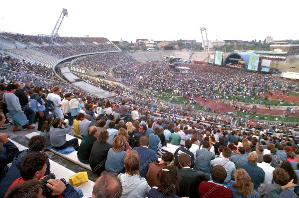 Kultúra - Könnyűzene - Koncert a Népstadionban