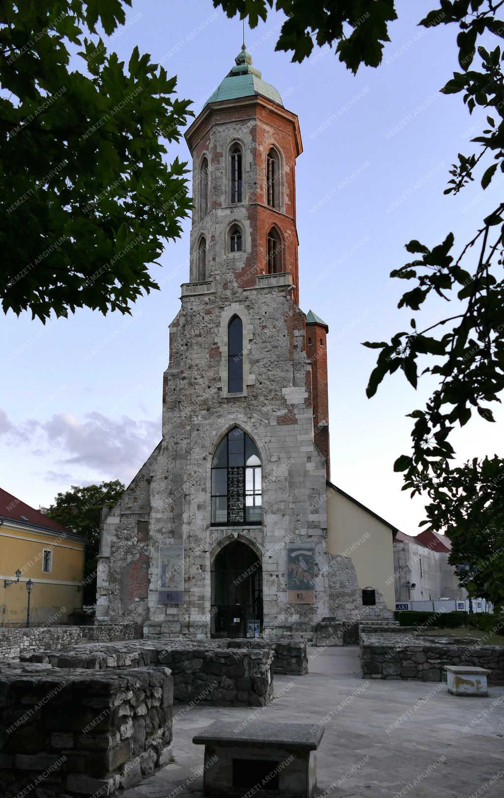 Városkép - Budapest - A Budai Vár rekonstruált templomtornya