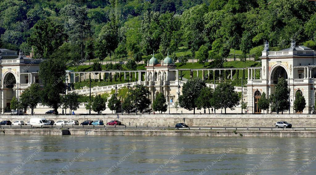 Városkép - Budapest - A Várkert Bazár a Duna-parton