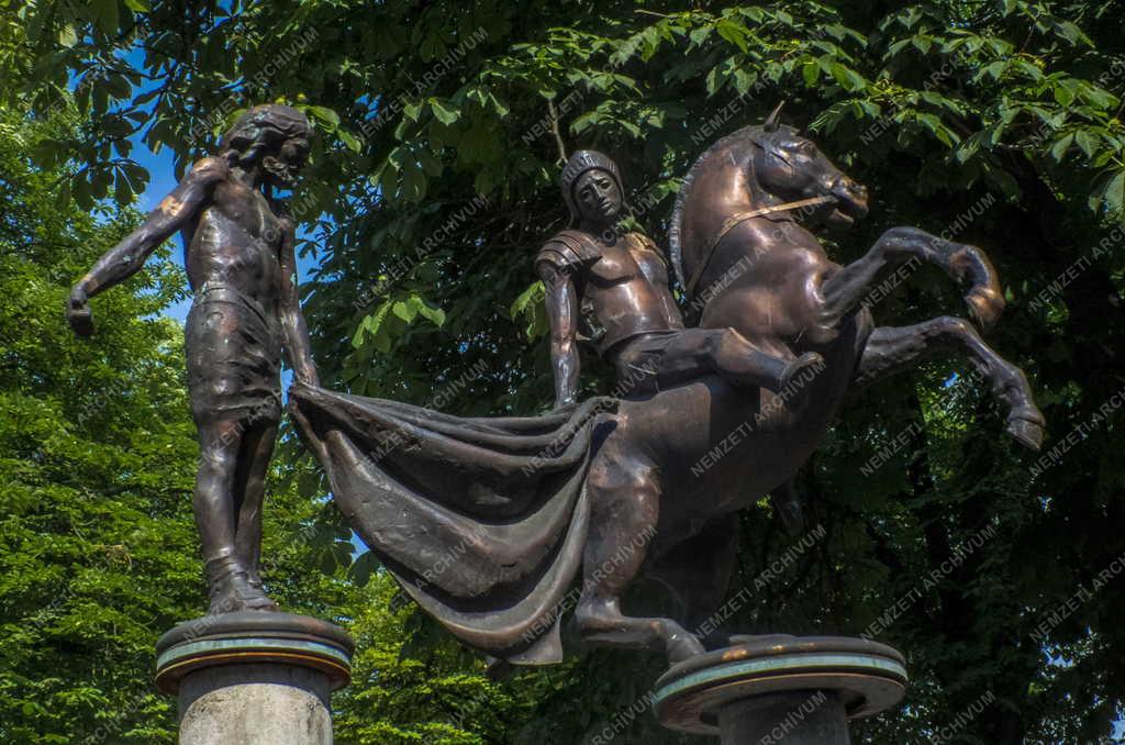 Műalkotás - Nagymaros - Szent Márton és a koldus szobra