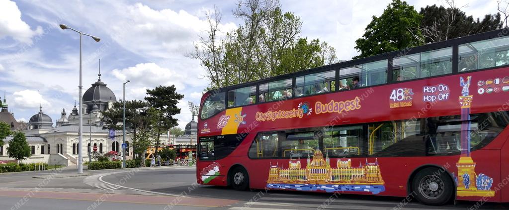 Idegenforgalom - Közlekedés - Hop on Hop off városnéző busz