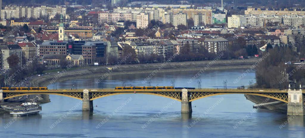 Városkép - Budapest - Villamosok a Margit hídon