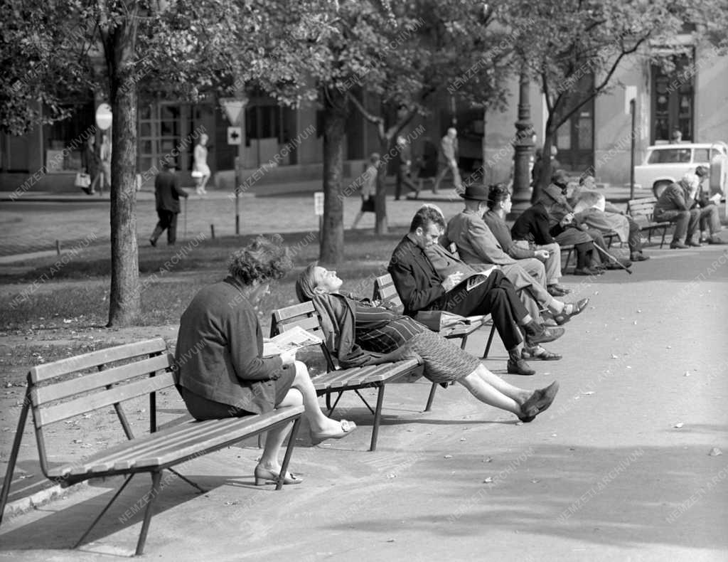 Életkép - Olvasó emberek a budapesti utcákon