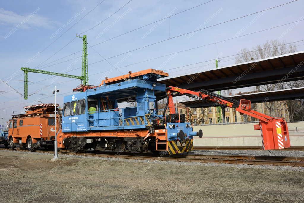 Gép - Vác - Speciális munkagép a váci vasútállomáson