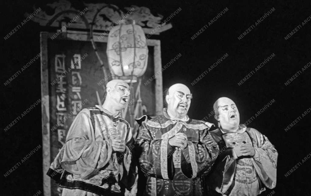 Szegedi Szabadtéri Játékok második bemutatója Puccini „Turandot” című operája. Rendező: Szinetár Miklós. Az előadás külföldi főszereplői Amy Shuard a New York-i Metropolitan tagja, Jeanette Pilou neves görög énekesnő és Nikola Nikolov világhírű bolgár tenorista