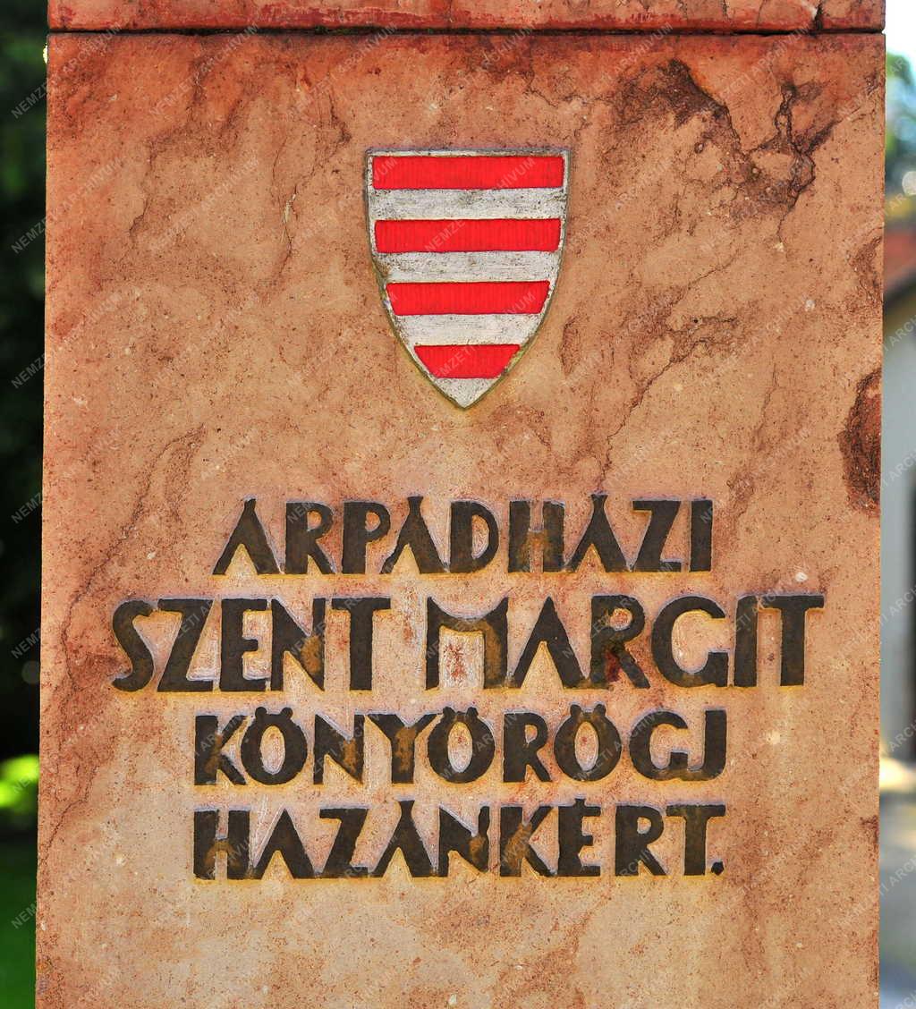 Felirat  - Visegrád - Szoborfelirat címerrel