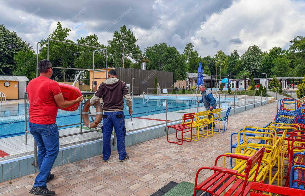 Szabadidő - Debrecen - Strand nyitás előtt