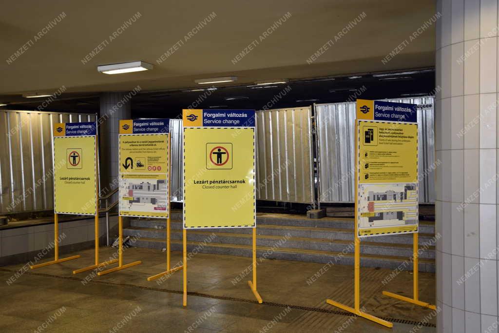 Közlekedés - Budapest - Tájékoztató táblák a Keleti pályaudvar aluljárószintjén