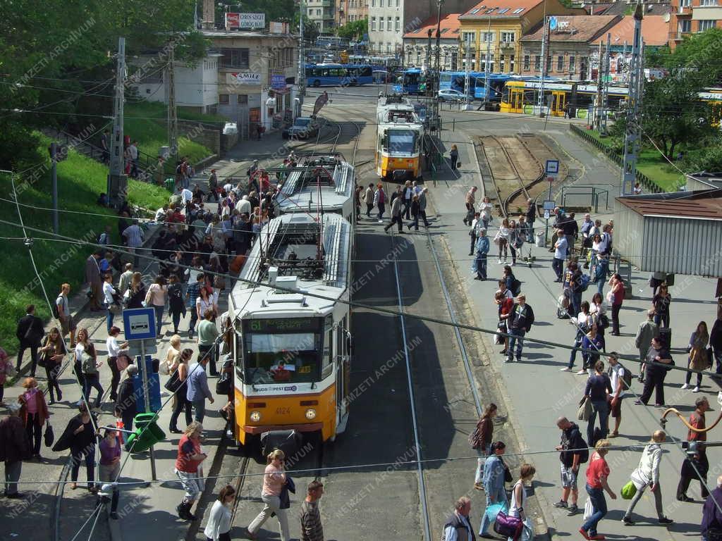 Közlekedés - Budapest - Villamosmegálló a Széll Kálmán téren