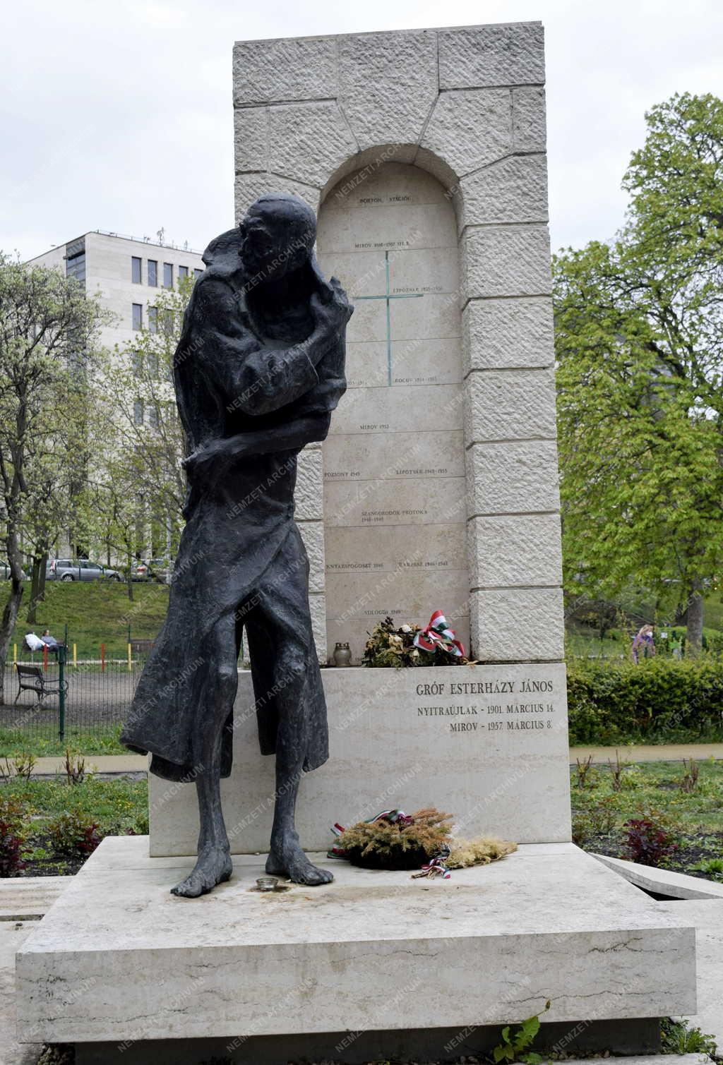 Kultúra - Budapest - Esterházy János-szobor Budapesten
