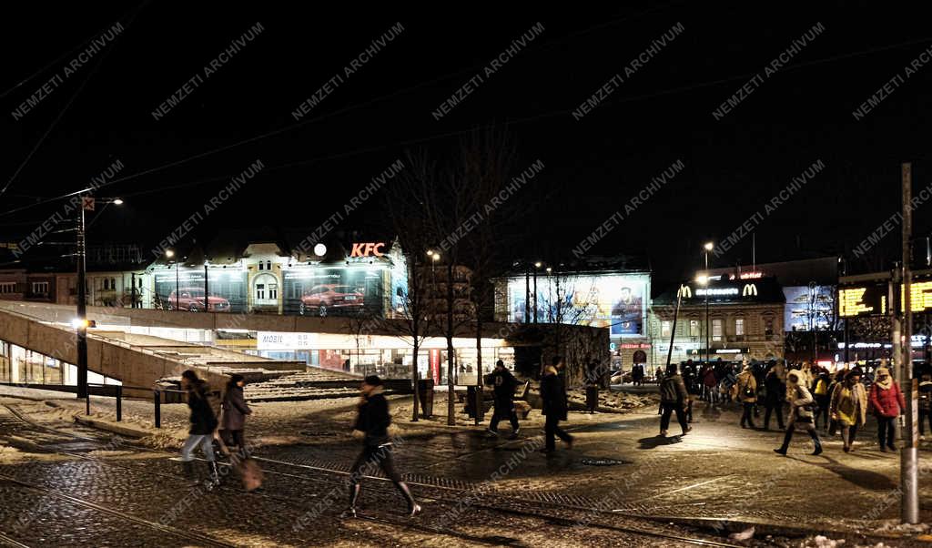 Városkép - Budapest - Az esti Széll Kálmán tér