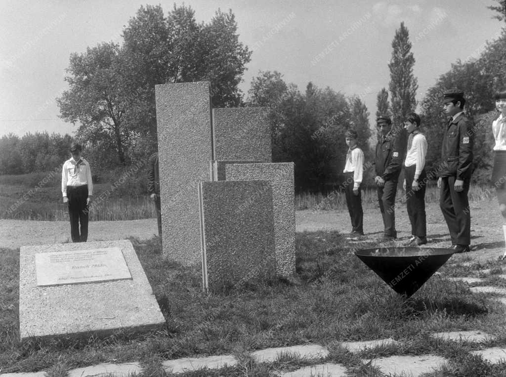 Kultúra - Radnóti emlékművének koszorúzása Abdán