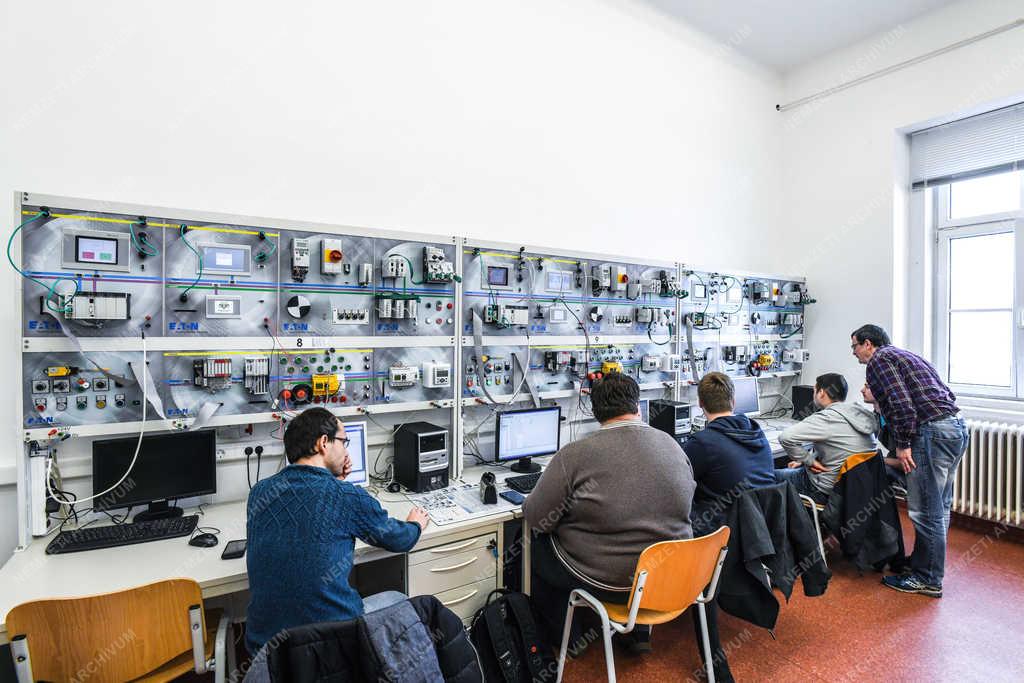 Felsőoktatás - Debrecen - Irányítástechnikai labor az egyetemen