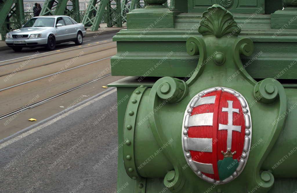 Szimbólum - A Szabadság híd címerdísze