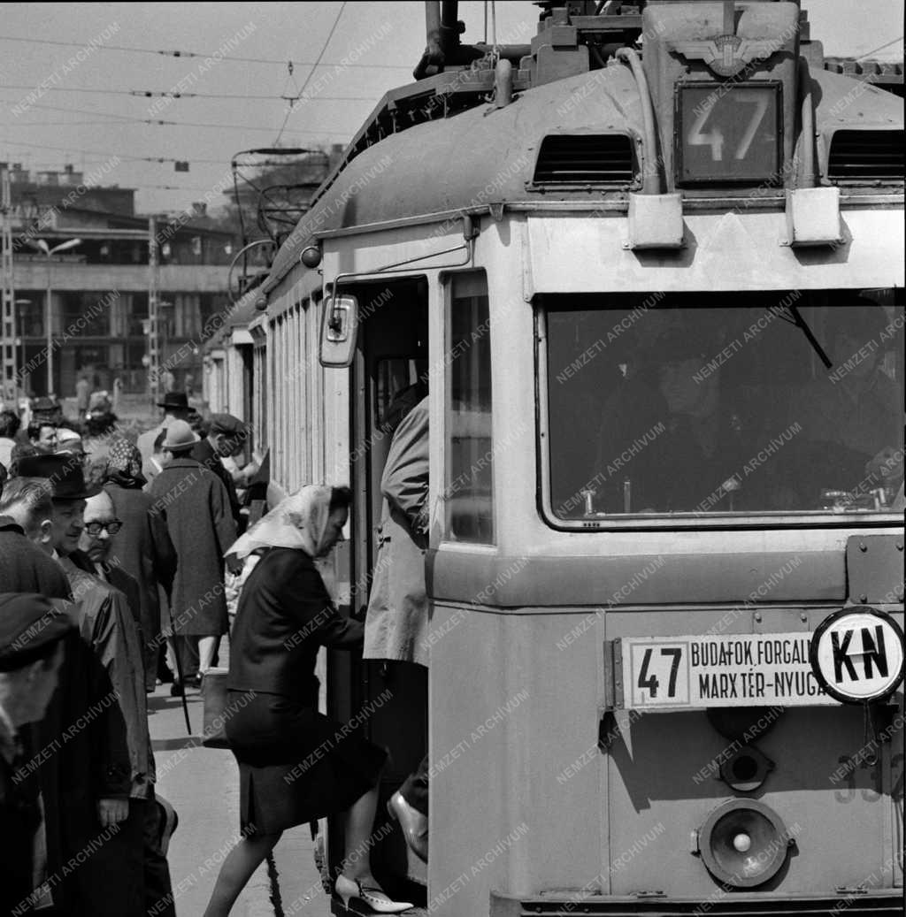 Közlekedés - Kalauz nélküli villamosok Budapesten
