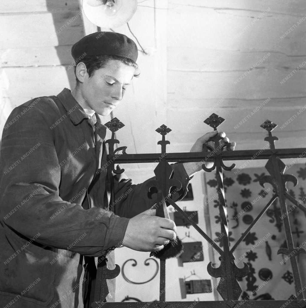 Oktatás - Tanuló Schätzel József műhelyében