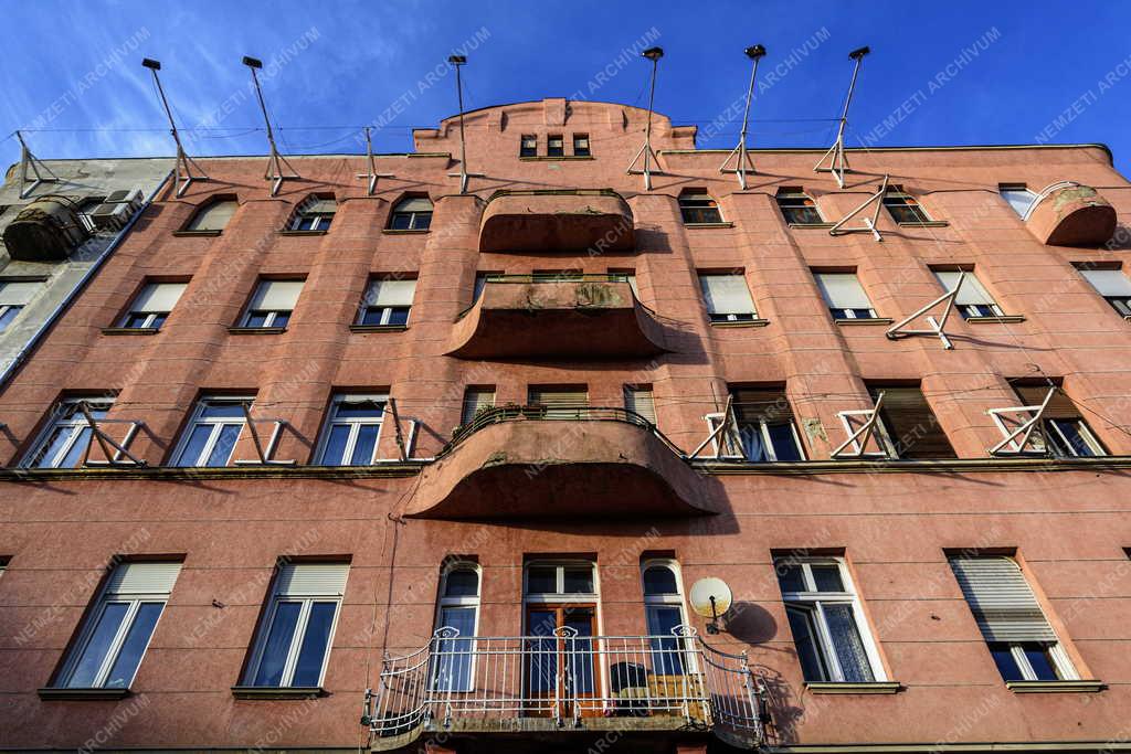 Városkép - Budapest - Felújított lakóház Óbudán