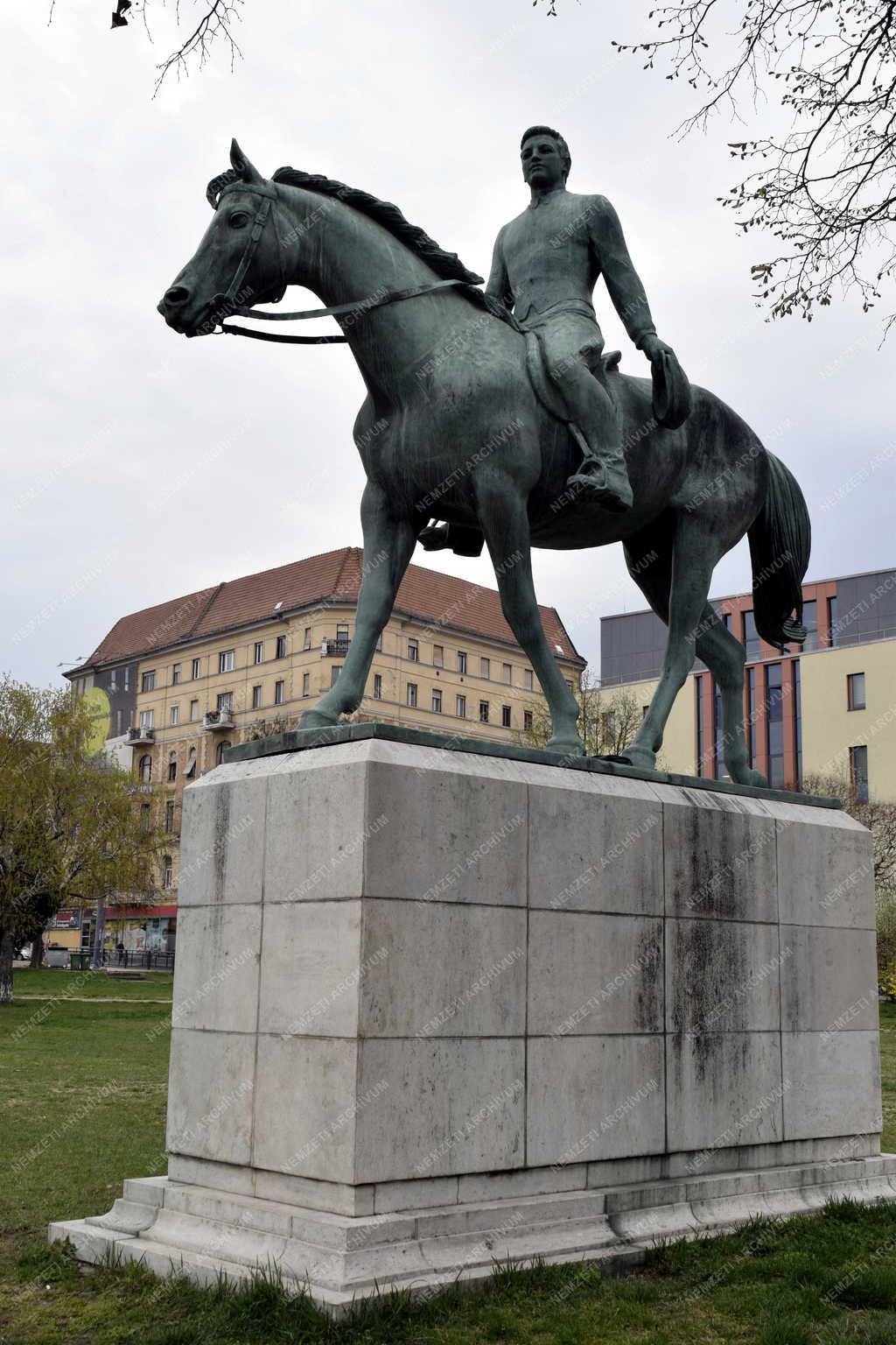 Városkép - Budapest - Sportlovas szobor