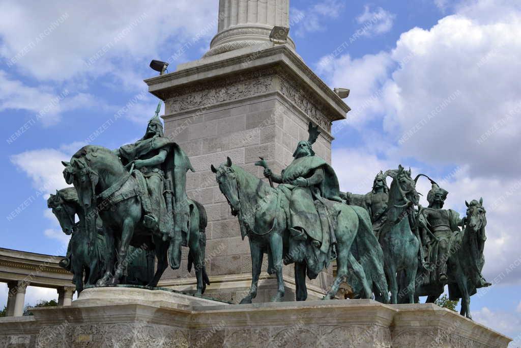 Emlékmű - Műalkotás - A Hét vezér szobra