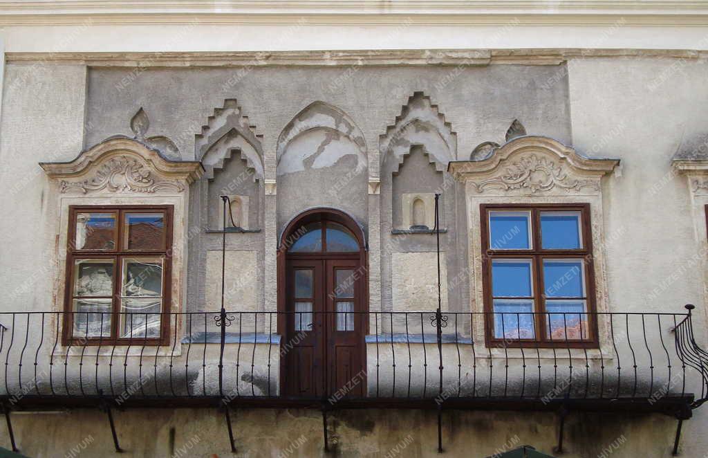 Épület - Sopron - A Gambrinus-ház homlokzata