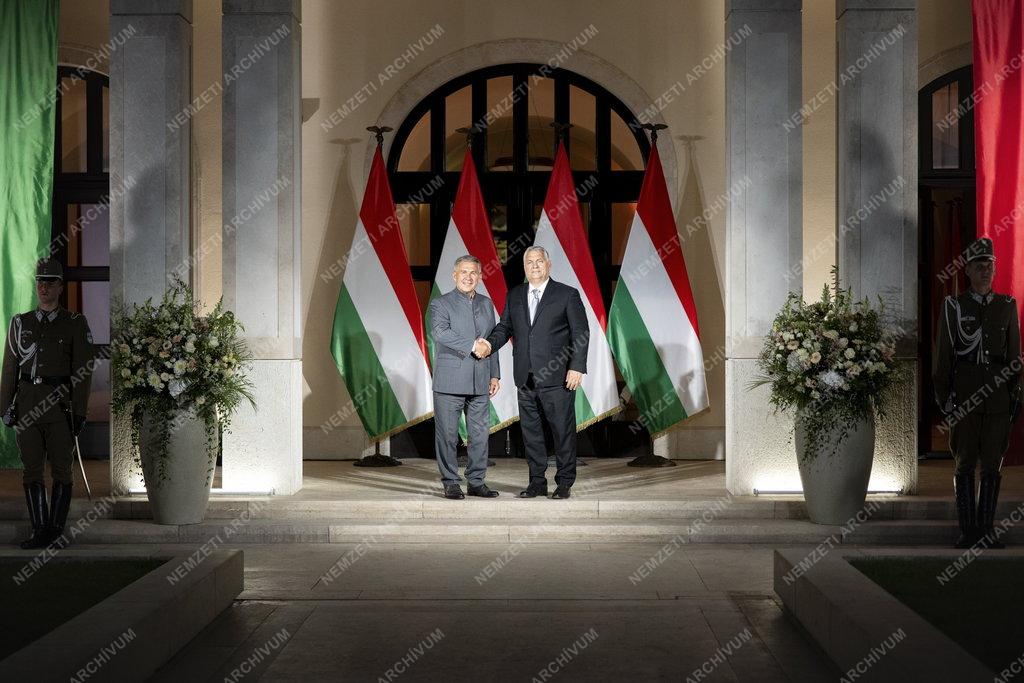 Augusztus 20-i tűzijáték – Érkezés a Karmelita kolostorba