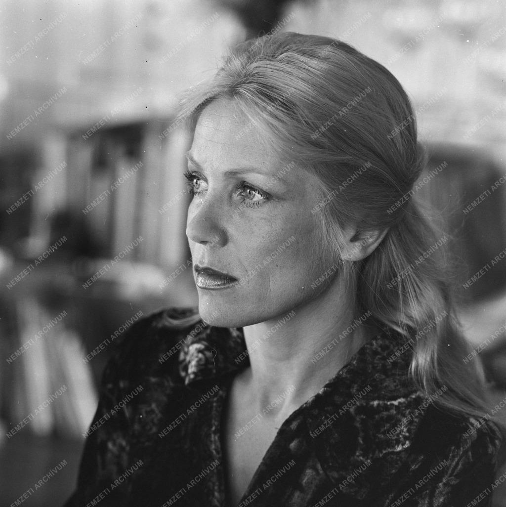 Kultúra - Adamis Anna dalszövegíró, költő