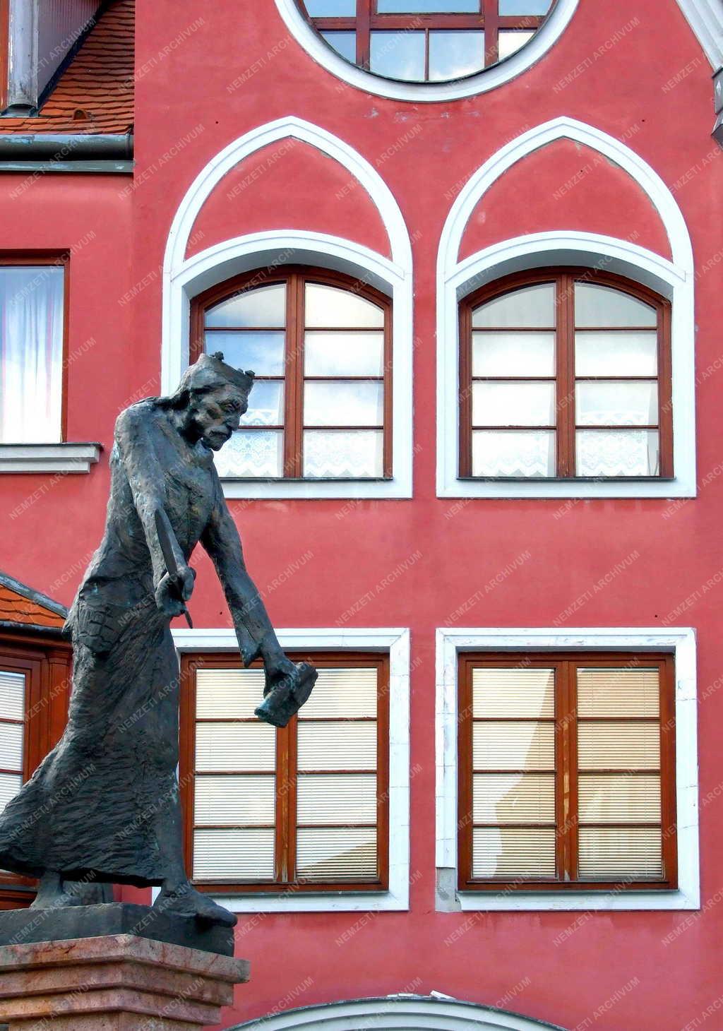 Műalkotás - Révkomárom - III. Béla szobra