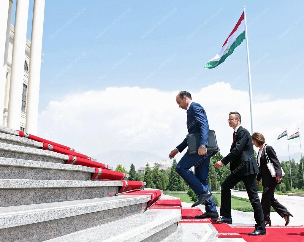 Szijjártó Péter Tádzsikisztánban