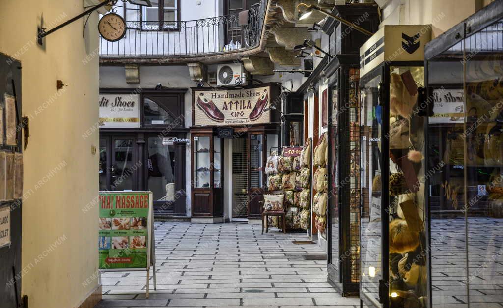 Kereskedelem - Budapest - Bevásárlóudvar a belvárosi Váci utcában