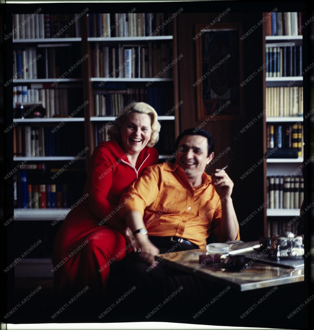 Kultúra -  Avar István színművész otthonában, felesége Gyapay Ivette társaságában