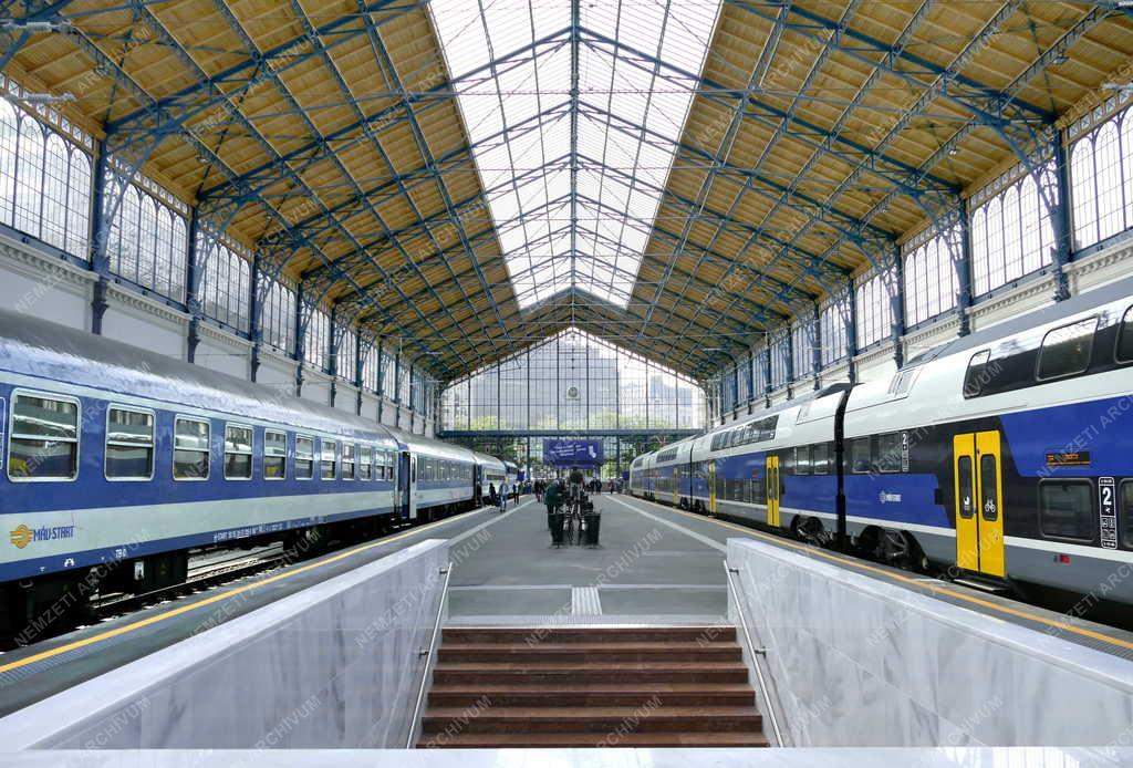 Közlekedés - Budapest - Emeletes vonat a felújított Nyugati pályaudvaron