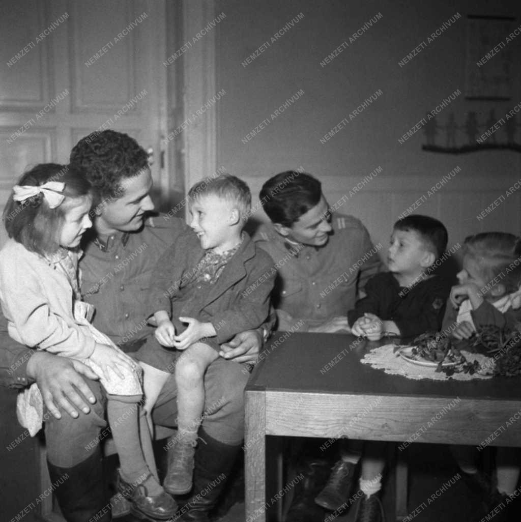Belpolitika - Óvodások köszöntik a katonákat
