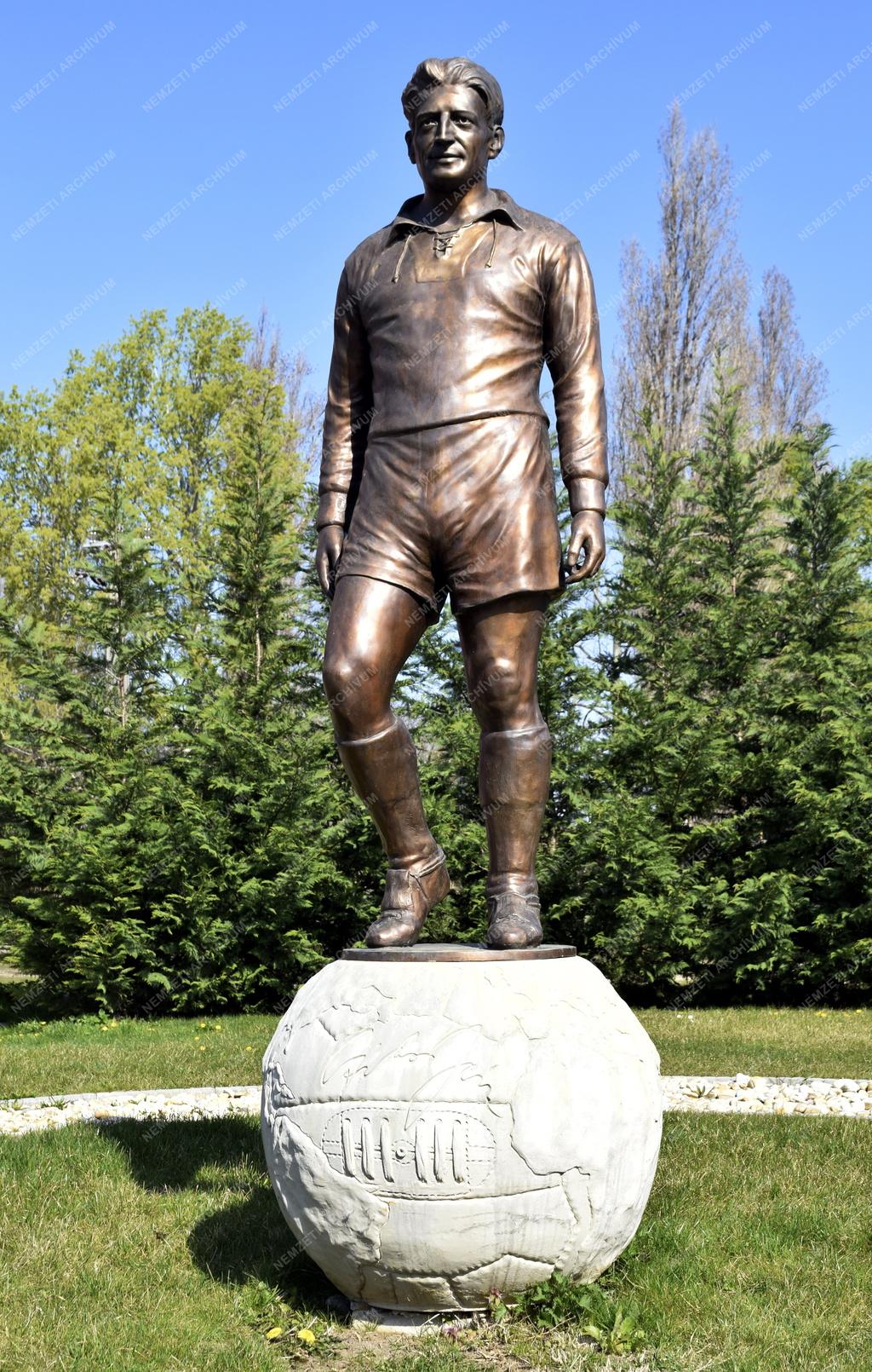Labdarúgás - Komárom - Czibor Zoltán szobor