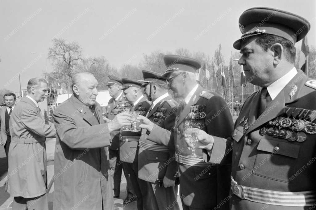 Belpolitika - Kádár János köszönti a díszegységeket