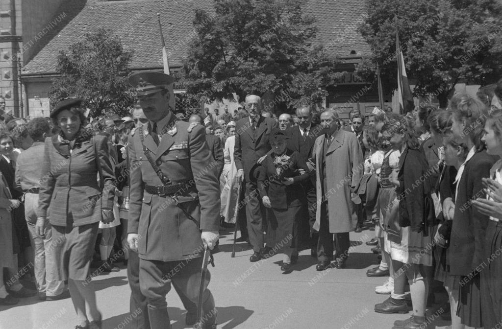 KÁROLYI M. ÉRKEZÉSE a határon