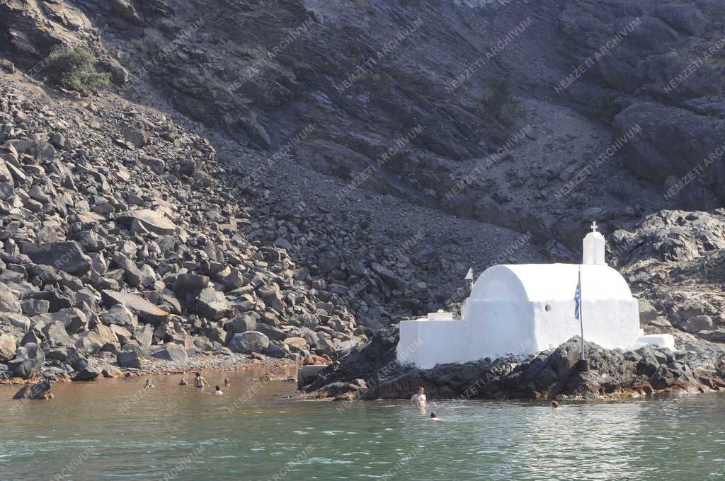 Idegenforgalom - Szantorini - Fürdőző turisták a vulkán öbölben