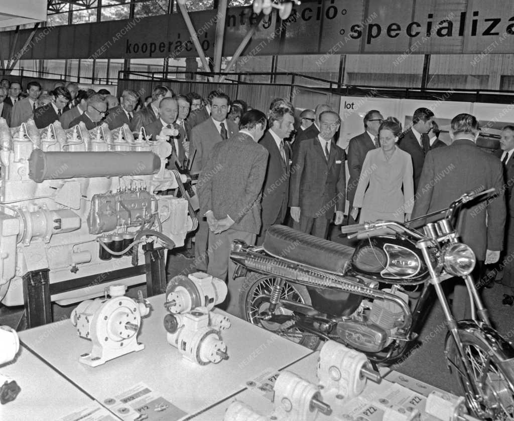 Kiállítás - Megnyílt a BNV - Fock Jenő látogatása