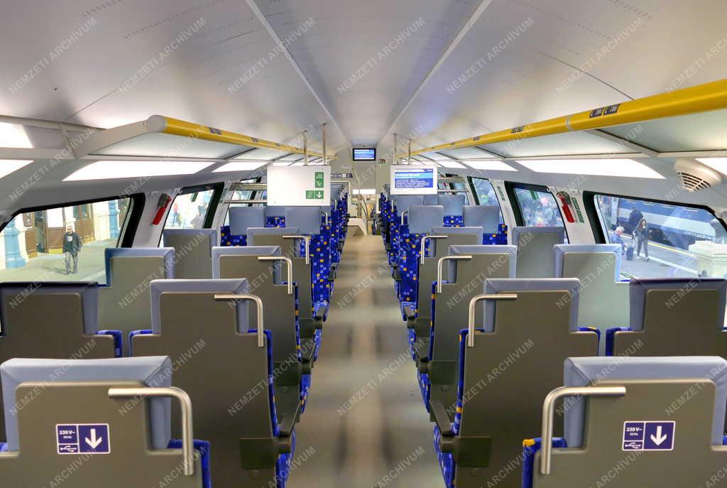 Közlekedés - Budapest - Emeletes vonat a felújított Nyugati pályaudvaron