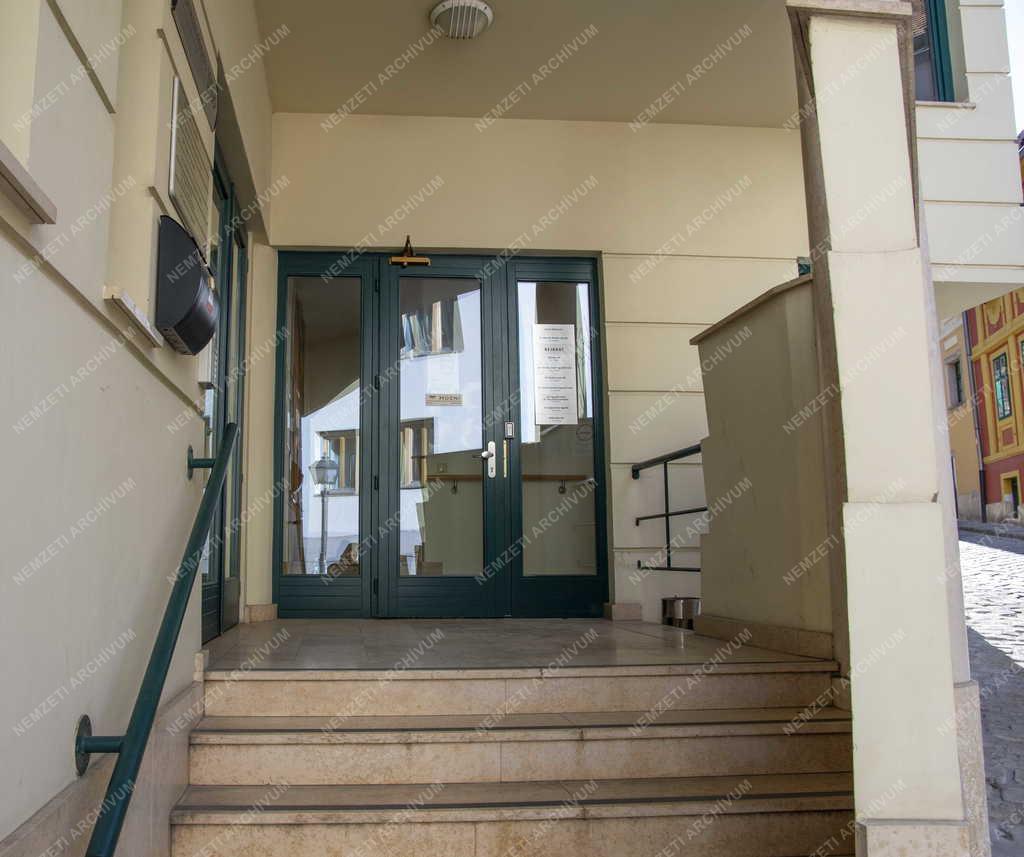 Oktatás - Pénzügy - Nemzetközi Bankárképző Központ